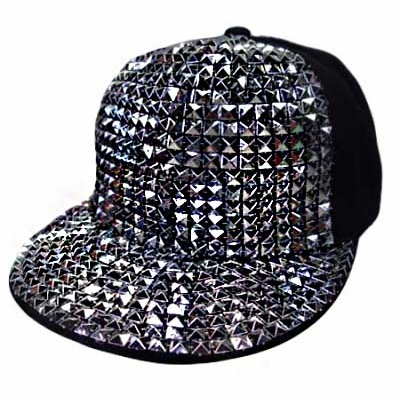 Snap-back lippahattu kartioniiteillä